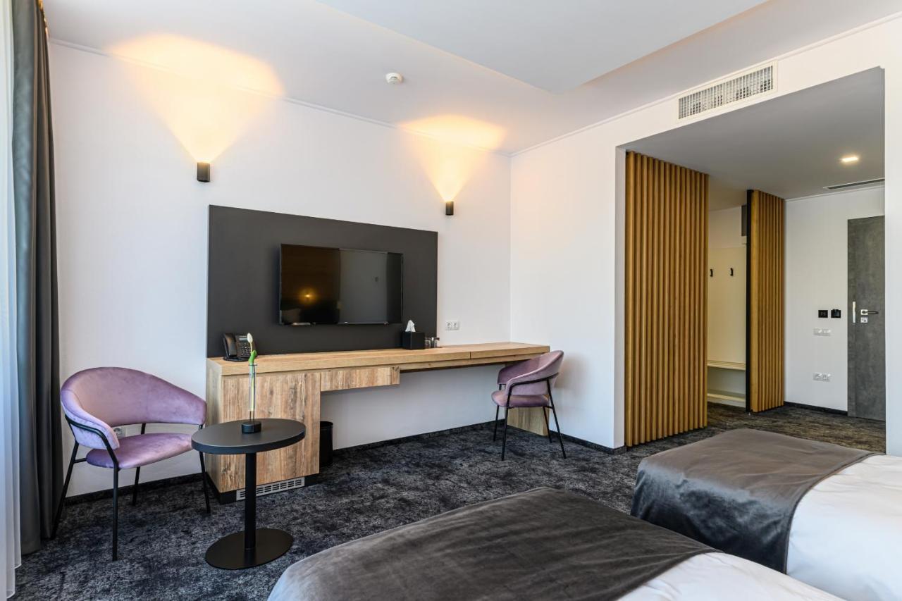 B The Hotel Sfântu-Gheorghe Εξωτερικό φωτογραφία