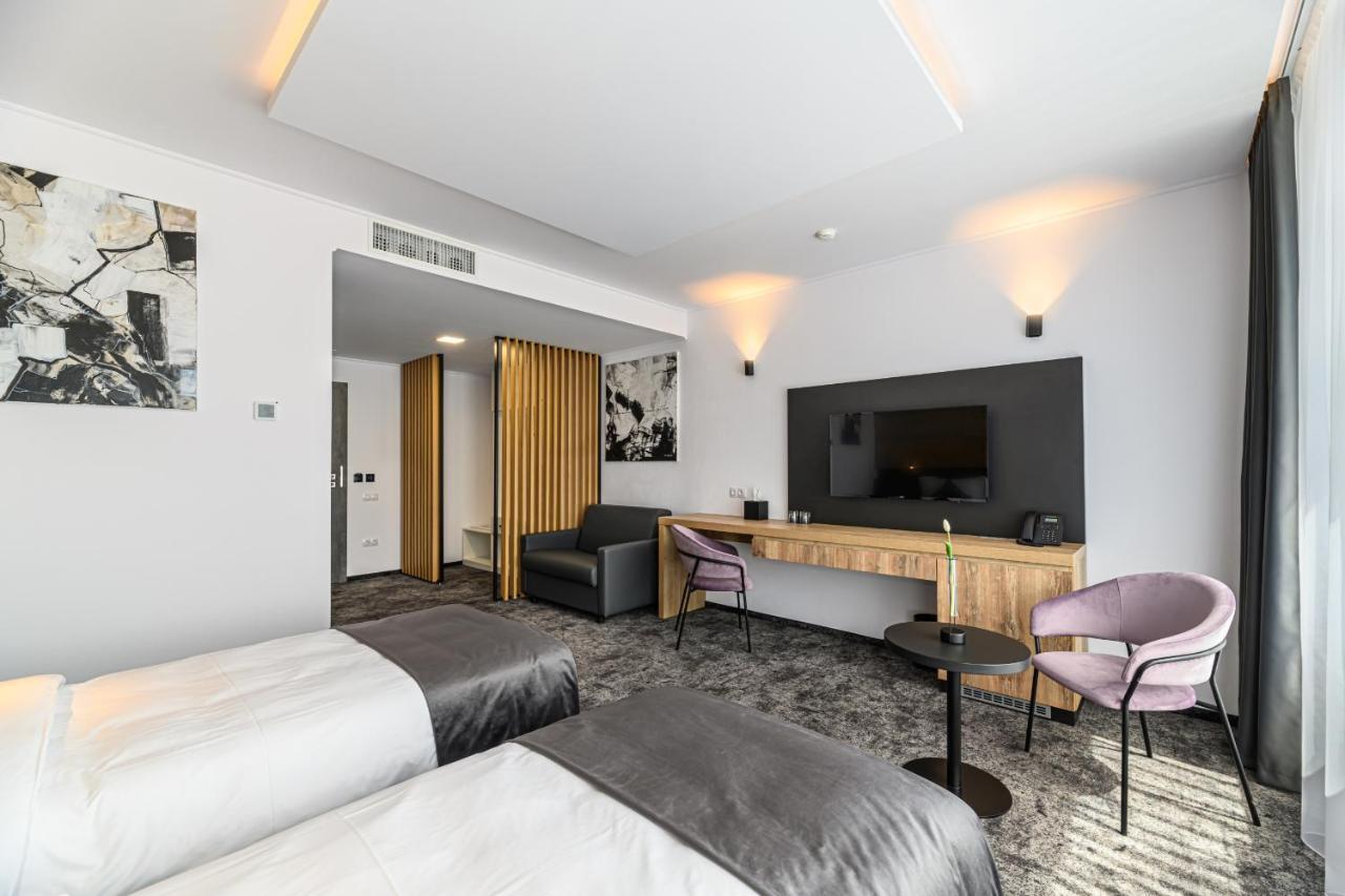 B The Hotel Sfântu-Gheorghe Εξωτερικό φωτογραφία