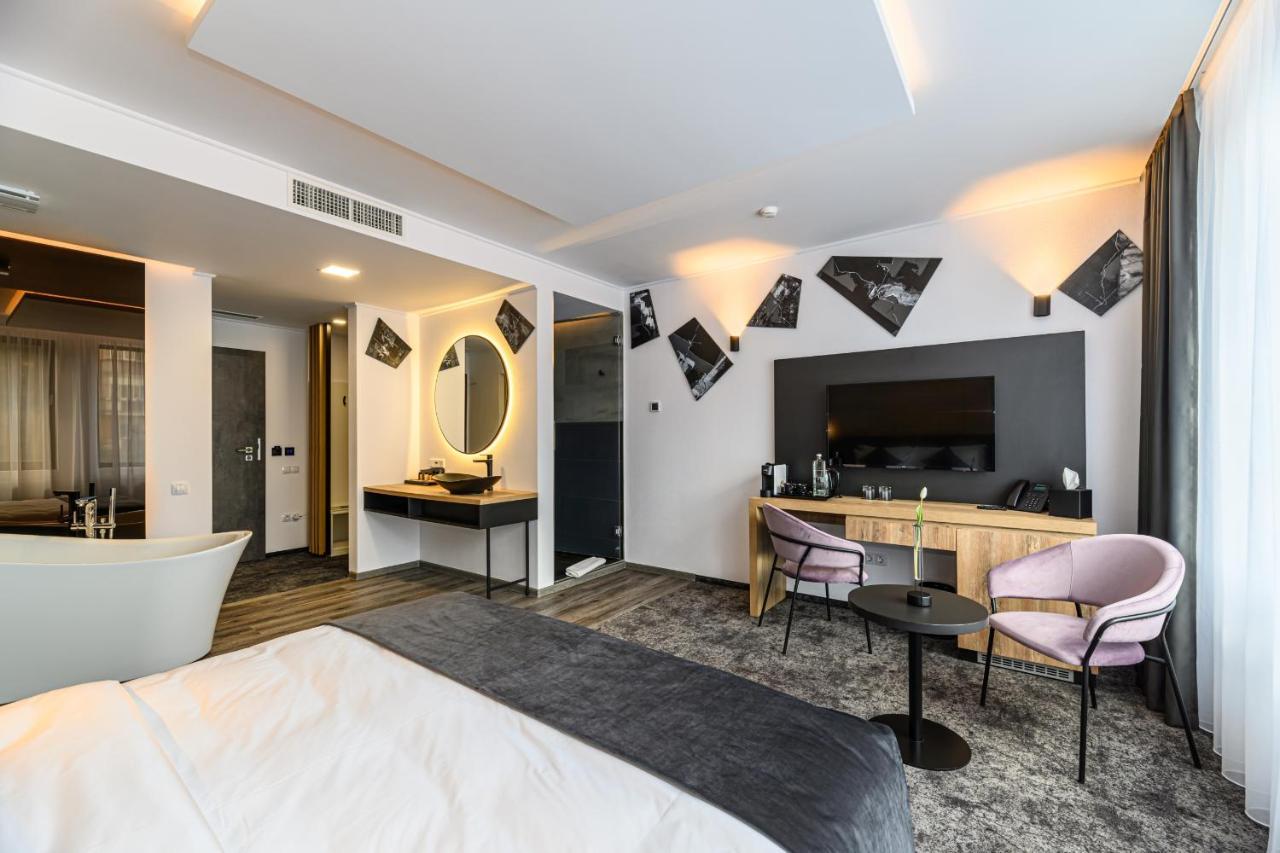 B The Hotel Sfântu-Gheorghe Εξωτερικό φωτογραφία