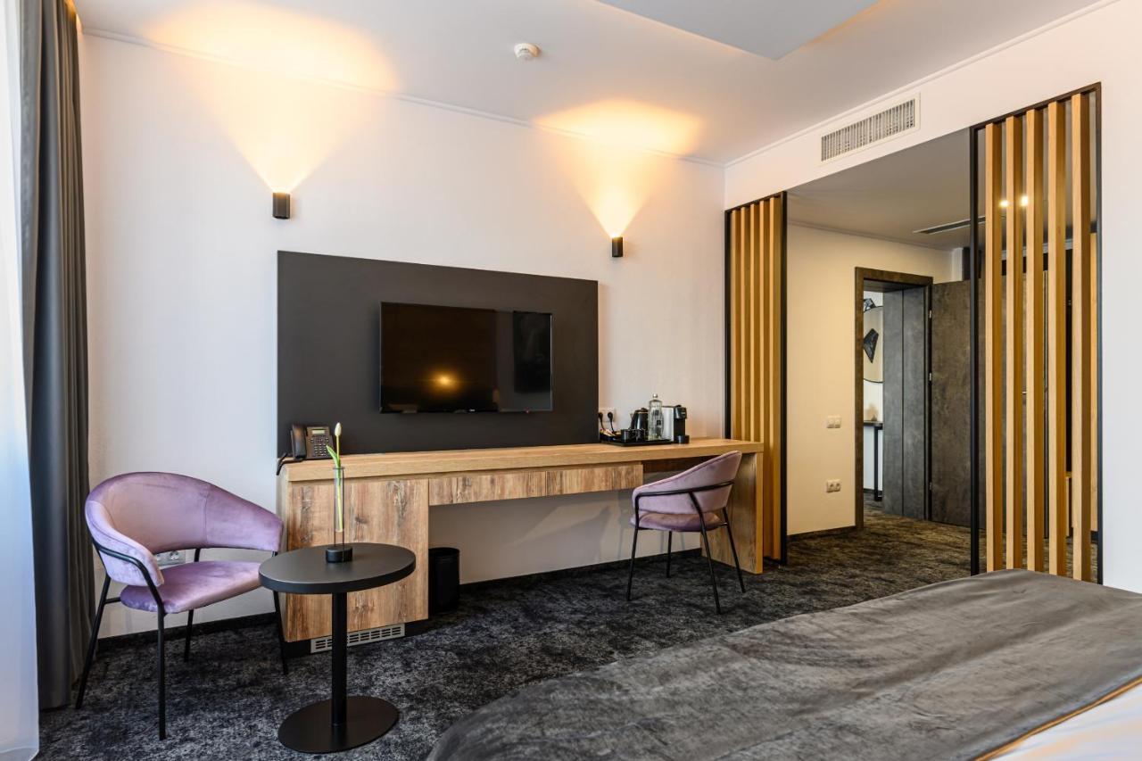 B The Hotel Sfântu-Gheorghe Εξωτερικό φωτογραφία