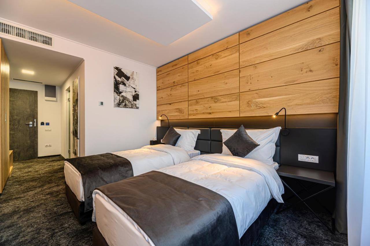B The Hotel Sfântu-Gheorghe Εξωτερικό φωτογραφία