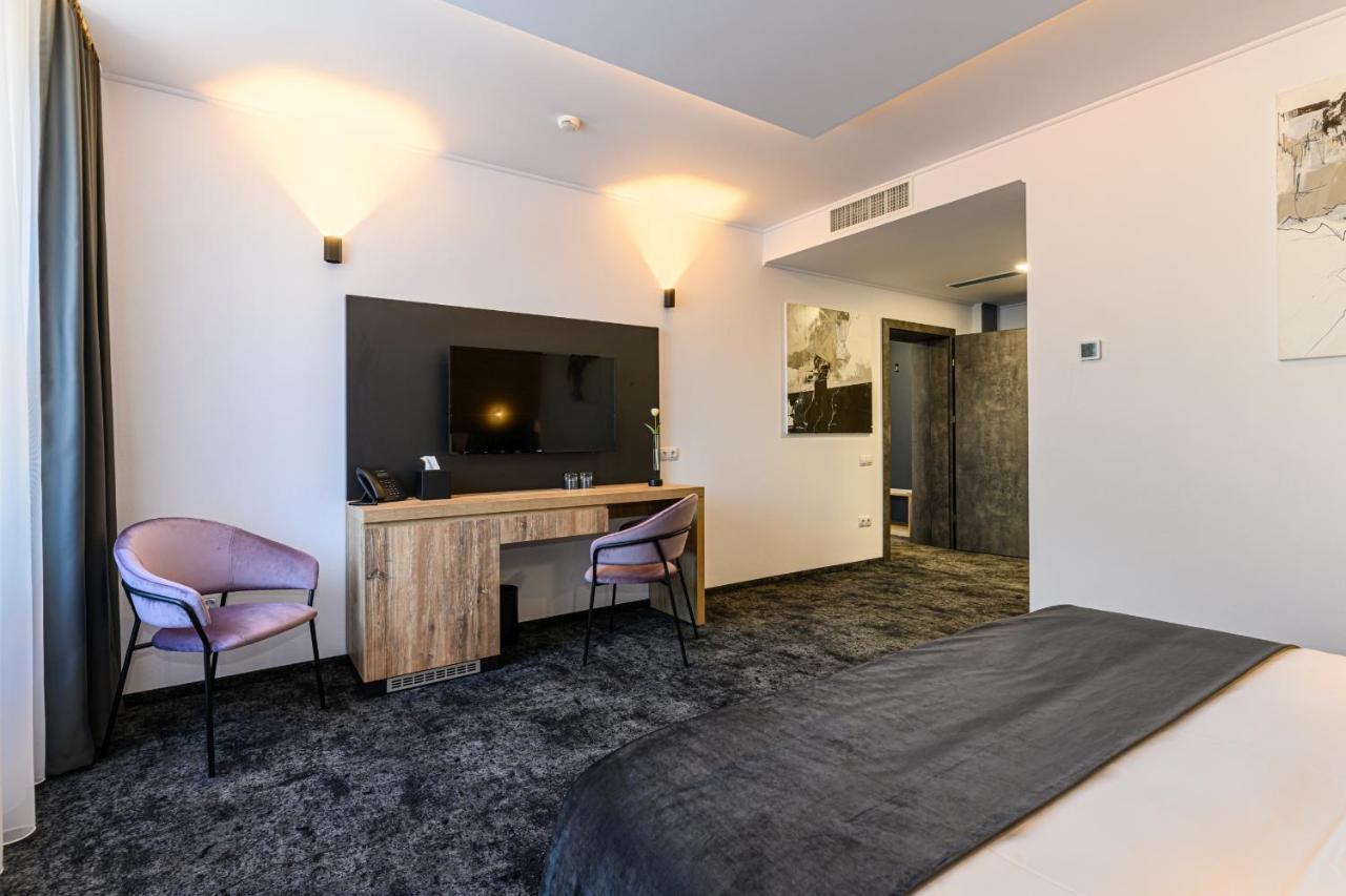 B The Hotel Sfântu-Gheorghe Εξωτερικό φωτογραφία